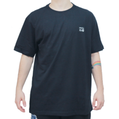 Camiseta de manga curta da marca RVCA. A Anp Label é produzida em 100% algodão, com logo "ANP" - Artist Network Program - em patch costurado na parte da frente ao lado esquerdo, à altura do peito. Costas lisas. 