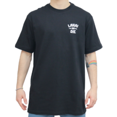 Camiseta da marca deskate Lakai or die.  Confeccionada em 100% Algodão. Possuí gola careca. Estampa em silk na altura do peito.