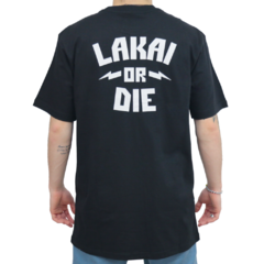 Camiseta da marca de skate Lakai or die. Confeccionada em 100% Algodão. Possuí gola careca. Estampa em silk na altura do peito.