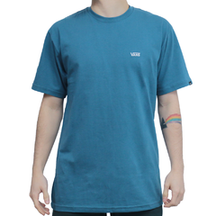 Camiseta da marca de skate vans core basics blue na cor azul. Confeccionada em 100% algodão. Possuí gola careca. Camiseta de manga curta com logo bordado vans no peito em alto relevo.