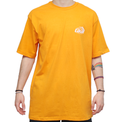 Camiseta da marca de skate Lakai confeccionada em 100% algodão. Possuí gola careca e estampa em silk localizada do lado esquerdo à altura do peito e nas costas. Na cor amarela com mangas curtas.