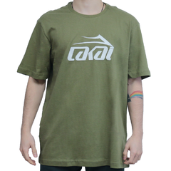 Camiseta da marca de skate Lakai Basic Green na cor verde. Confeccionada em 100% Algodão. Possuí gola careca. Mangas curtas. Estampa em silk na altura do peito.