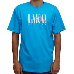 Camiseta da marca de skate Lakai Interlaced Azul. Confeccionada em 100% Algodão. Possuí gola careca. Estampa em silk.