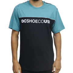 Camiseta DC Grid Block Azul. Confeccionada em 100% Algodão. Possuí gola careca.