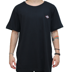 Camiseta Independent Summit Chest Black. Modelo básico em preto com apenas patchwork com logo da marca na parte da frente à altura do peito ao lado esquerdo. Costas lisas.