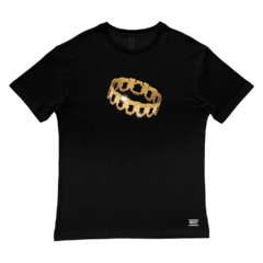 Camiseta de skate da marca Grizzly confeccionada em 100% algodão em malha na cor preta. Possuí gola careca e estampa em silk.