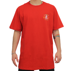 Camiseta de skate da marca Element, confeccionada em 100% algodão em malha na cor telha. Possuí gola careca e estampa em silk localizada na altura do peito lado esquerdo