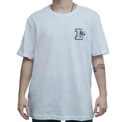 Camiseta da marca de skate Lakai Letterman White na cor branca. Confeccionada em 100% Algodão. Possuí gola careca. Estampa emborrachada em alto relevo do lado esquerdo do peito.