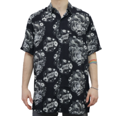 Camisa Santa Cruz Botanic Skull Black. Confeccionada em 100% viscose. Fechamento com botões. Camisa manga curta. Bolso do lado esquerdo na altura do peito.