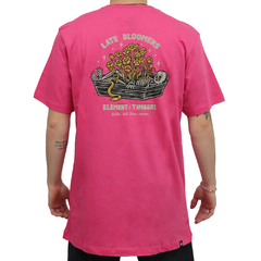 Camiseta de skate da marca Element confeccionada em 100% algodão em malha na rosa. Possuí estampa em silk frete na altura do peito lado esquerdo e centralizada nas costas.