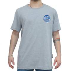 Camiseta da marca de skate Santa Cruz Blaze. Confeccionada em 88% algodão e 12% poliéster. Possuí gola careca.