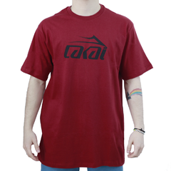Camiseta Lakai Basic Logo Vinho. Confeccionada em 100% algodão. Gola careca.