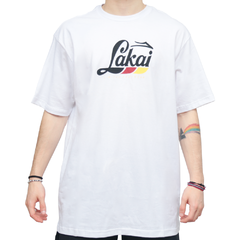 Camiseta da marca de skate Lakai confeccionada em 100% algodão. Possuí gola careca e estampa em silk. Cor branca com mangas curtas.