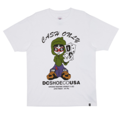 Camiseta DC X Cash Only White. Confeccionada em 100% algodão; Camiseta manga curta; Costas lisa; Estampa em silk na frente em grande escala; Produto importado.