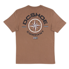 Camiseta DC Compass Brown, gráfico em silk em pequena escala centralizada na altura do peito.