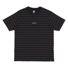 Camiseta DC Lowstate Stripe Black, estampa pequena bordada na frente na altura do peito.