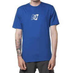 Camiseta DC Wholesale Blue. Confeccionada em 100% algodão. Possuí gola careca. Camiseta de manga curta.