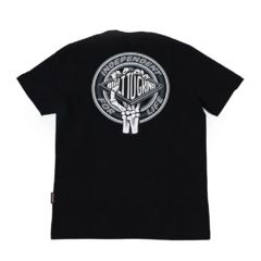 Camiseta Independent Life Clutch Black. Confeccionada 100% de algodão. Estampa em Silk Screen do lado esquerdo do peito.