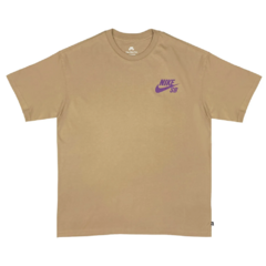 Camiseta Nike SB Mini Logo Bege/Roxo. Confecção: 100% algodão. Possuí gola careca. Possuí mangas curtas.