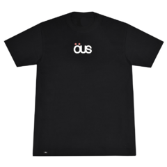 Camiseta ÖUS 106 Semi Logo Black. Malha de algodão peletizado com acabamento especial com amaciante. Costas lisas.