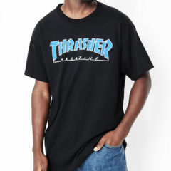 Camiseta Thrasher Outlined Black. Confeccionada em 100% Algodão. Possuí gola careca. Mangas curtas.