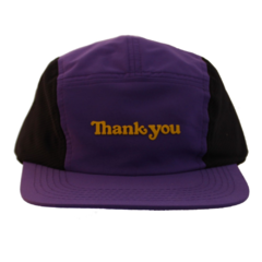 Boné Thank You Camper Purple. Confeccionado em 100% poliéster. Boné 5 panel. Tamanho único. Ajustável no strapback.
