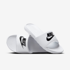 Chinelo Nike Slide Victori White. A nova espuma mais macia e o amortecimento mecânico adicionam agilidade e conforto surpreendentes que duram. As palmilhas contornadas envolvem e sustentam seu pé, enquanto o padrão de pegada ajuda a manter seu pé no lugar