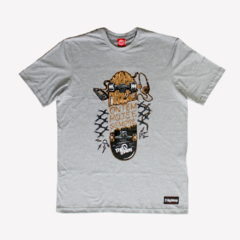 Camiseta ThisWay Skate Cinza. Confeccionada em 100% algodão. Mangas curtas. Gola careca canelada.