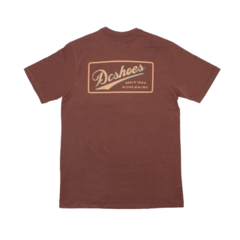 Camiseta DC The Classic Bordo. Confeccionada em 100% algodão. Estampa em silk nas costas, em grande escala. Estampa em silk na frente, no peito esquerdo. Etiqueta personalizada DC.