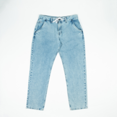 Calça DC Jeans Worker Oversize Denim Bright Blue. Confeccionado em 100% poliéster. Forro em 50% algodão e 50% poliéster. Patch logo "DC" no bolso traseiro. Modelagem oversized.