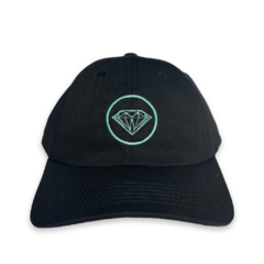 Boné Diamond Circle Dad Hat Black. Confeccionado em 67% poliéster e 33 % algodão. Aba reta. Modelo dad hat.