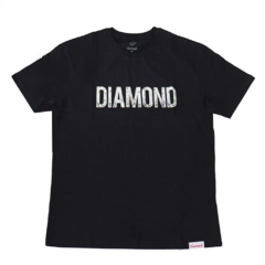 Camiseta Diamond Bold Black. Confeccionada em 100% algodão. Possuí gola careca canelada. Estampa em silk na altura do peito.
