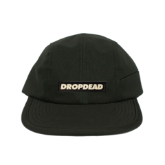 Boné Drop Dead 5 Panel Logo Bolso Black. Boné 5 panel. Produto nacional. Bolsinho localizado no lado esquerdo. Fechamento em strapback. Tamanho único. Logo "DROPDEAD" na frente.