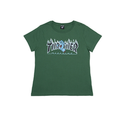 Camiseta manga curta na cor verde feminina da marca de skate Thrasher em collab com a marca de skate Santa Cruz. Confeccionada em 100% algodão com estampa em silk na parte frontal e modelagem regular.