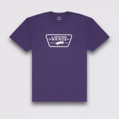 Camiseta da marca de skate Vans roxa "Full Patch". A camiseta Vans Full Patch é um clássico da marca desde, como estampado, 1966. O logo Vans Full Patch é uma herança do início da marca californiana e leva consigo as siglas CA (Califórnia) e NY (Nova York