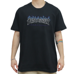 Camiseta Thrasher Godzilla Charred Black. Confeccionada em 100% algodão. Possuí gola careca. Estampa em silk centralizada, na frente à altura do peito.