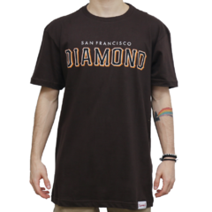 Camiseta Diamond Hometeam SF Brown. Confeccionada em 100% algodão. Possuí gola careca.
