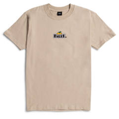 Camiseta Huf Produce Bege. Confeccionada em 100% algodão. Possuí gola careca. Possuí logo HUF bordado na altura do peito. Possuí mangas curtas.