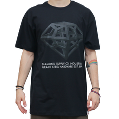 Camiseta Diamond Industry Standard Black. Collab Oficial Diamond x Chevrolet. Confeccionada em 100% Algodão.