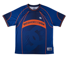 Camiseta da marca DC Shoes feita 100% polyester na cor azul