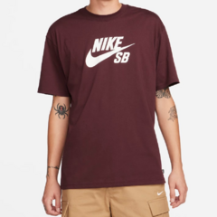 Camiseta Nike SB Logo Classic Vinho. Gola com nervuras. Confeccionada em 100% algodão.