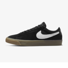 Tênis Nike SB Blazer Low Pro GT Black Gum. Modelo discreto em preto com solado gum vulcanizado. Possui swoosh branco e detalhe no calcanhar.