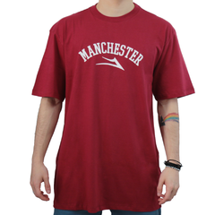 Camiseta Lakai Manchester Red. Modelo básico em vermelho escuro com estampa simples do logo e escrita na parte da frente. Costas lisas.