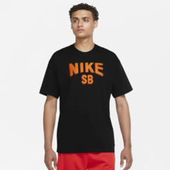 Camiseta Nike SB preta com logo da linha skateboarding em cores fortes como laranja e amarelo na altura do peito.