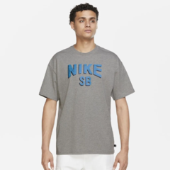 Camiseta Nike SB cinza mescla. Possui logo escrito em azul na parte frontal na altura do peito.