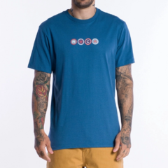 Camiseta RVCA Metro Azul. Camiseta meia malha 30.1 de algodão. Modelagem regular.