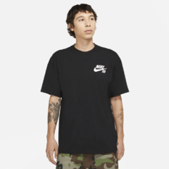 Camiseta da marca de skate Nike SB clássica na cor preta. Fabricada com um suave tecido jersey, a camiseta Nike SB é uma peça clássica do skate com caimento solto e o logotipo clássico no peito.