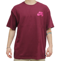 Camiseta da marca Nike SB na cor vinho fabricada com um suave tecido jersey, a camiseta Nike SB é uma peça essencial do skate com caimento solto e o logotipo clássico no peito.