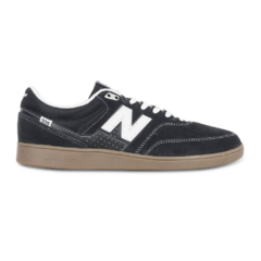 Tênis New Balance 508 Brandon Westgate Black. Um clássico renovado, possuindo sola vulcanizada sua durabilidade e proteção contra impactos é aumentada. O Tênis New Balance 508 tem seu cabedal composto por camurça, biqueira reforçada, colarinho de malha co