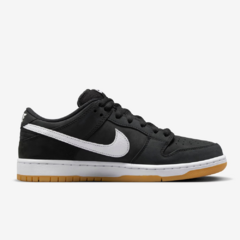 Tênis Nike Dunk SB Low Black/Gum. O Zoom Air sob os pés mantêm você leve, mesmo durante as sessões de skate mais longas.